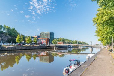 Turku, Finlandiya - 6 Ağustos 2021: Aurajoki Nehri üzerinde güzel bir yaz manzarası.