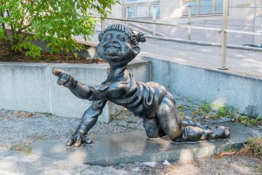 Turku, Finlandiya - 6 Ağustos 2021: Kari-Petteri Kakko 'nun Huomenna heykeli.