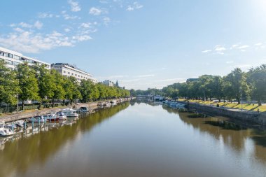 Turku, Finlandiya - 6 Ağustos 2021: Aurajoki Nehri üzerinde yaz manzarası.