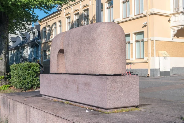 Turku Finlandia Agosto 2021 Escultura Granito Suojattu Kasvu Orilla Oeste — Foto de Stock