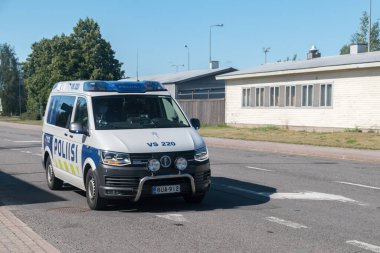 Turku, Finlandiya - 6 Ağustos 2021: Finlandiya polisi minibüsü.
