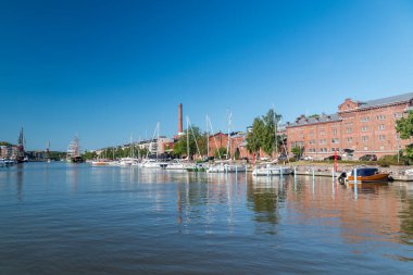 Turku, Finlandiya - 6 Ağustos 2021: Yelkenli Aurajoki Nehri.