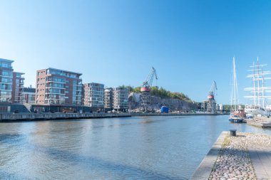 Turku, Finlandiya - 6 Ağustos 2021: Aura Nehri kıyıları.
