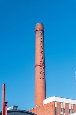 Turku, Finlandiya - 6 Ağustos 2021: Turku Energia eski elektrik santrali bacası.