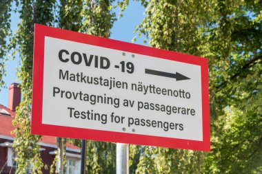 Turku, Finlandiya - 6 Ağustos 2021: Yolcular için COVID-19 test noktası.