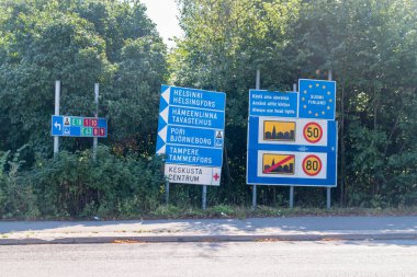 Turku, Finlandiya - 6 Ağustos 2021: Finlandiya 'da sokak tabelaları. Turku Limanı yakınlarındaki işaretler.