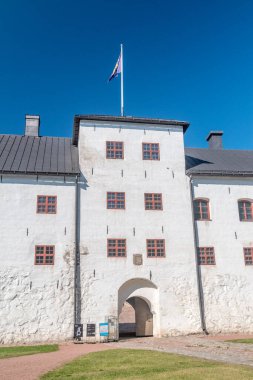 Turku, Finlandiya - 6 Ağustos 2021: Eski ortaçağ kalesine giriş.