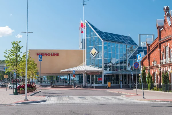 Turku, Finlandiya - 6 Ağustos 2021: Slottshamnen (Viking Hatları terminali).