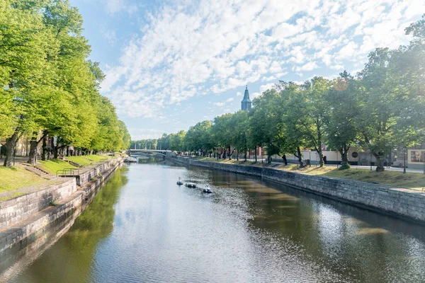 Turku, Finlandiya - 6 Ağustos 2021: Arka planda Turku Katedrali ile Aurajoki Nehri üzerinde yaz manzarası.