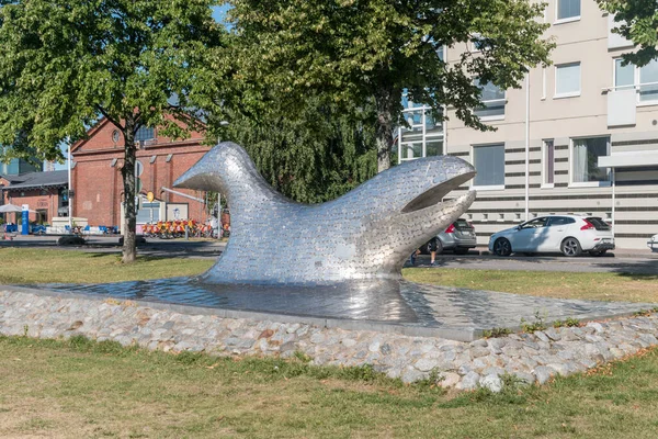 핀란드 투르쿠 2021 핀란드의 예술가 스테판 조각상 아우라 둑에서 물고기를 — 스톡 사진