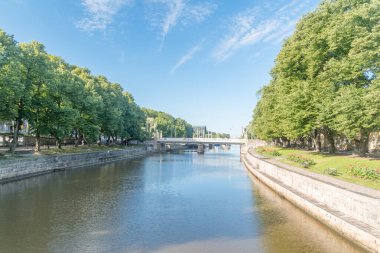 Turku, Finlandiya 'da yaz mevsiminde Aurajoki Nehri.