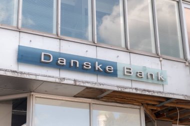 Turku, Finlandiya - 6 Ağustos 2021: Danimarka Danske Bank 'ın resmi logosu. Danske Bankis Danimarka 'nın çok uluslu bankacılık ve finans hizmetleri şirketidir..