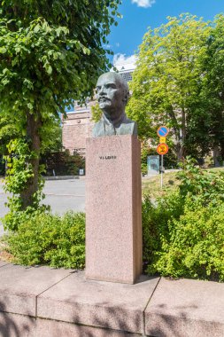 Turku, Finlandiya - 6 Ağustos 2021: Vladimir Lenin bronz büstü Aurakatu caddesinde Anikushin tarafından. Vladimir Ilyich Ulyanov bir Rus devrimci, politikacı ve siyasi teorisyendi..