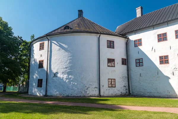 Turku Castle 'ın Bailey' si. Finlandiya 'daki tarihi ortaçağ Turku kalesinin yuvarlak tuğla kulesi ve duvarı.