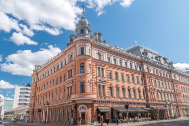 Turku, Finlandiya - 6 Ağustos 2021: Turku şehir merkezindeki Aurakatu 'da güzel eski bir bina.