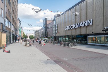 Turku, Finlandiya - 6 Ağustos 2021: Yliopistonkatu Caddesi 'ndeki Stockmann mağazası.