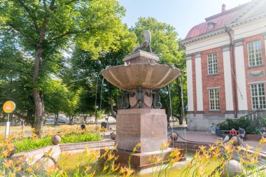 Turku, Finlandiya - 6 Ağustos 2021: Gustav Albert Petrelius Çeşmesi. Gustav Albert Petrelius Finli bir işadamıydı..