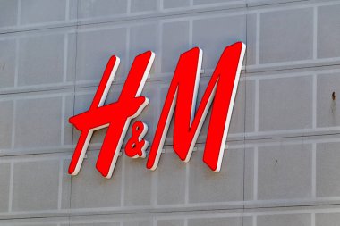 Turku, Finlandiya - 6 Ağustos 2021: H & M logosu 1999 yılından beri kullanılıyor.