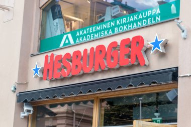 Turku, Finlandiya - 6 Ağustos 2021 Hesburger restoranının logosu. Hesburger, Finlandiya 'daki en büyük hamburger restoranı zinciri..