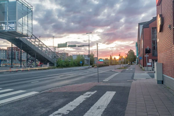 Turku, Finlandiya - 5 Ağustos 2021: Turku tren istasyonu yakınlarındaki sokakta güzel bir gün doğumu manzarası.