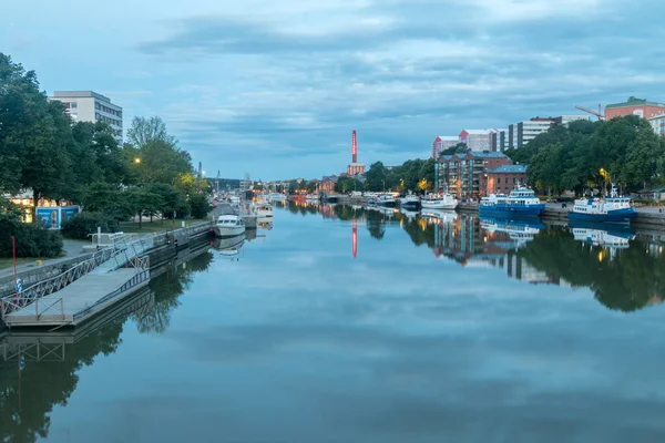 2021年8月5日 芬兰图尔库 芬兰图尔库 Turku 的Aurajoki河与船只的晨景 — 图库照片
