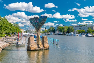 Turku, Finlandiya - 6 Ağustos 2021: Aura Nehri üzerinde Achim Kuhn 'un Harmonia çeşme heykeli.
