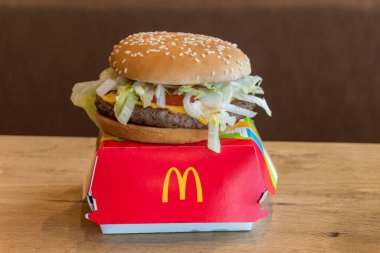 Turku, Finlandiya - 6 Ağustos 2021: McDonald McFeast Burger.