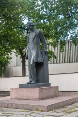 Turku, Finlandiya - 6 Ağustos 2021 Fin şair Josef Julius Wecksell 'in heykeli.