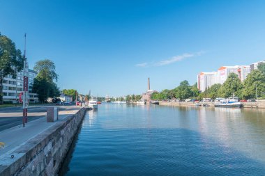 Turku, Finlandiya - 6 Ağustos 2021: Turku 'daki Aura Nehri.