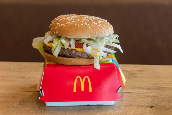 Turku Finlandiya Ağustos 2021 Mcdonald Mcfeast Burger — Stok fotoğraf