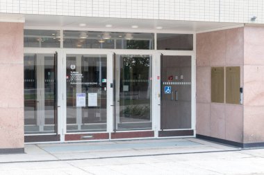 Turku, Finlandiya - 6 Ağustos 2021: Turku Üniversitesi Ana Binasına Giriş.