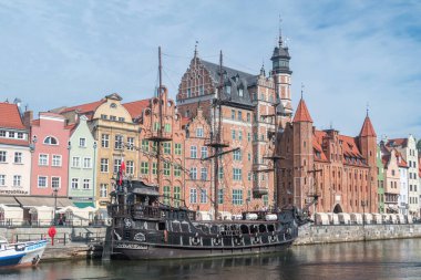 Gdansk, Polonya - 16 Ağustos 2021: Korsan gemisi ve Motlawa Nehri.