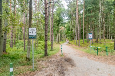 Skowronki, Polonya - 17 Ağustos 2021: Raod Vistula Spit kanalı için görüş açısı (resmi adı Nowy Swiat gemi kanalı).