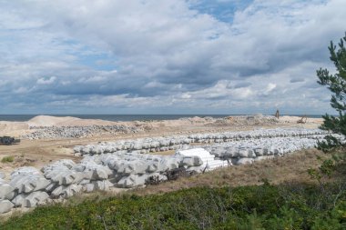 Skowronki, Polonya - 17 Ağustos 2021: Vistula Spit kanalı inşaatı sırasında Baltık Denizi sahili manzarası.