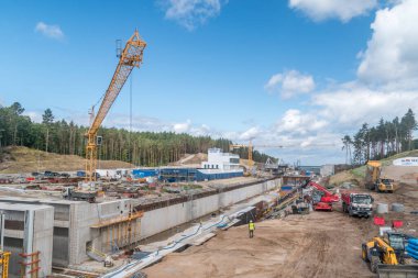 Skowronki, Polonya - 17 Ağustos 2021: İnşaat sırasında Vistula Spit kanalında yaz manzarası.