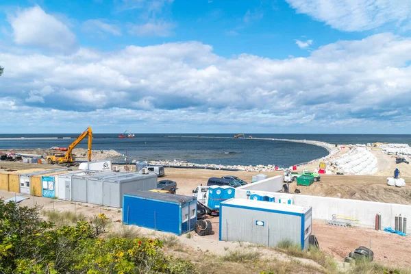 Skowronki, Polonya - 17 Ağustos 2021: Bulutlu bir günde Vistula Tükürük Kanalı inşaatı sırasında Baltık Denizi 'ne haliç manzarası.