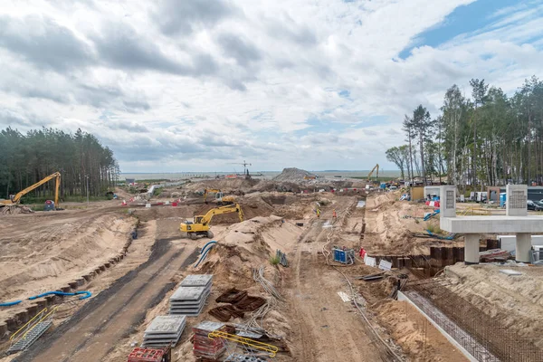 Skowronki, Polonya - 17 Ağustos 2021: Bulutlu bir günde Vistula Spit kanalı yapım aşamasında. Arka planda Vistula Lagünü ile görüntüle.