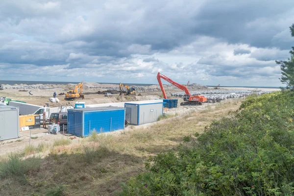 Skowronki, Polonya - 17 Ağustos 2021: Bulutlu bir günde Vistula Spit kanalının inşaatı yakınındaki Baltık Denizi sahili.