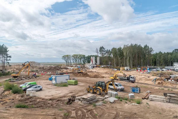 Skowronki, Polonya - 17 Ağustos 2021: Bulutlu bir günde Vistula Spit kanalı yapım aşamasında.