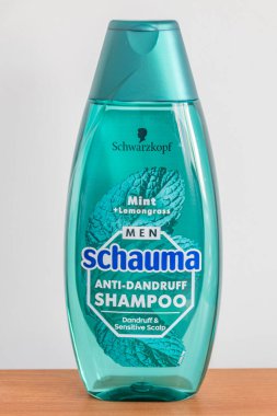Pruszcz Gdanski, Polonya - 10 Ağustos 2021: Schwarzkopf Schauma kepek önleyici şampuan ve limon otu.