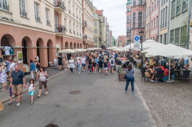 Gdansk, Polonya - 1 Ağustos 2021: St. Dominic panayırındaki eski Gdansk kasabasında kalabalık sokak.