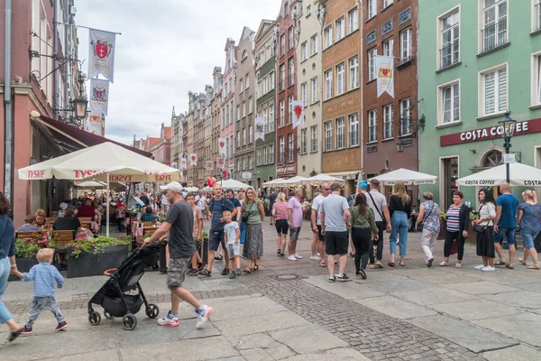 Gdansk, Polonya - 1 Ağustos 2021: St. Dominic panayırında kalabalık eski bir kasaba olan Gdansk.
