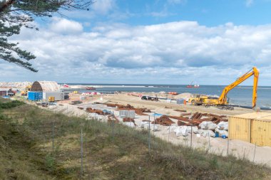 Skowronki, Polonya - 17 Ağustos 2021: Vistula Spit Kanalı yakınlarındaki Baltık Denizi Sahili manzarası.