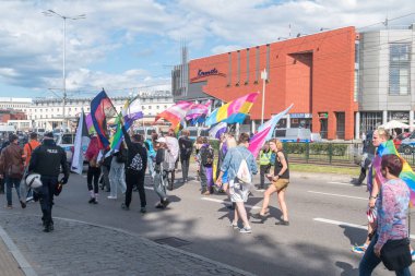Gdansk, Polonya - 21 Ağustos 2021: LGBT onur geçidinde bayraklı katılımcılar.
