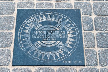 Rewa, Polonya - 21 Ağustos 2021: Mareşal Jozef Pilsudski 'nin adını taşıyan Ulusal Deniz İnsanları Geçidi. Antoni Walerian Garnuszewski plaketi.