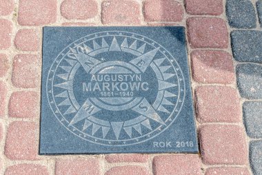 Rewa, Polonya - 21 Ağustos 2021: Mareşal Jozef Pilsudski 'nin adını taşıyan Ulusal Deniz İnsanları Geçidi. Augustyn Markowc plaketi.
