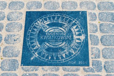 Rewa, Polonya - 21 Ağustos 2021: Mareşal Jozef Pilsudski 'nin adını taşıyan Ulusal Deniz İnsanları Geçidi. Egeniusz Kwiatkowski Plaketi.