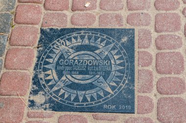 Rewa, Polonya - 21 Ağustos 2021: Mareşal Jozef Pilsudski 'nin adını taşıyan Ulusal Deniz İnsanları Geçidi. Gorazdowski Plaketi.