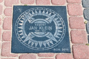 Rewa, Polonya - 21 Ağustos 2021: Mareşal Jozef Pilsudski 'nin adını taşıyan Ulusal Deniz İnsanları Geçidi. Jan Klein plaketi.