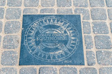 Rewa, Polonya - 21 Ağustos 2021: Mareşal Jozef Pilsudski 'nin adını taşıyan Ulusal Deniz İnsanları Geçidi. Joseph Conrad Korzeniowski 'nin plaketi.